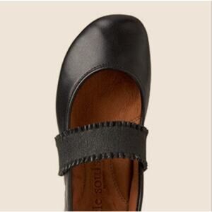 Nurture Navy Blue Leather Wedge Heels with Ribbed Strap - Women's 6M